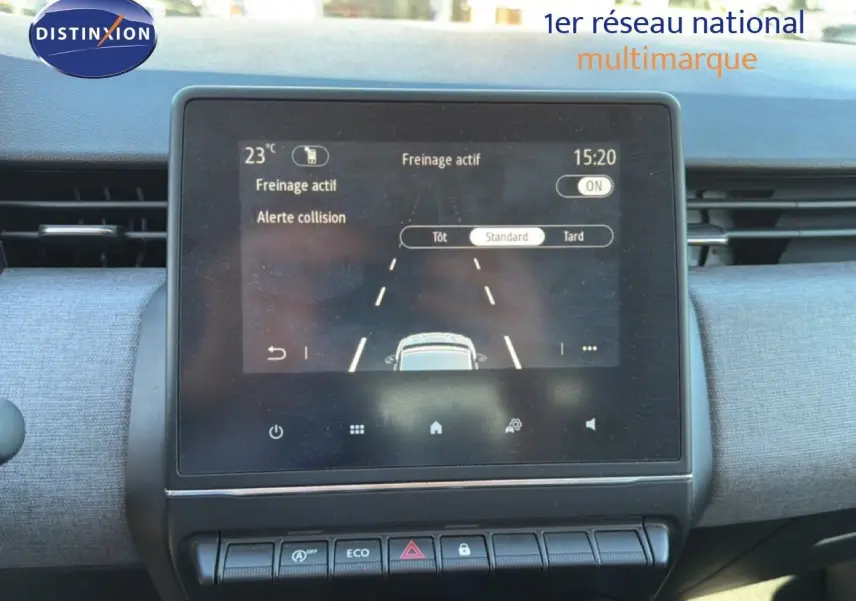 Écran tactile central de la Renault Clio 2025 affichant les réglages d’alerte collision et freinage actif, intérieur gris.