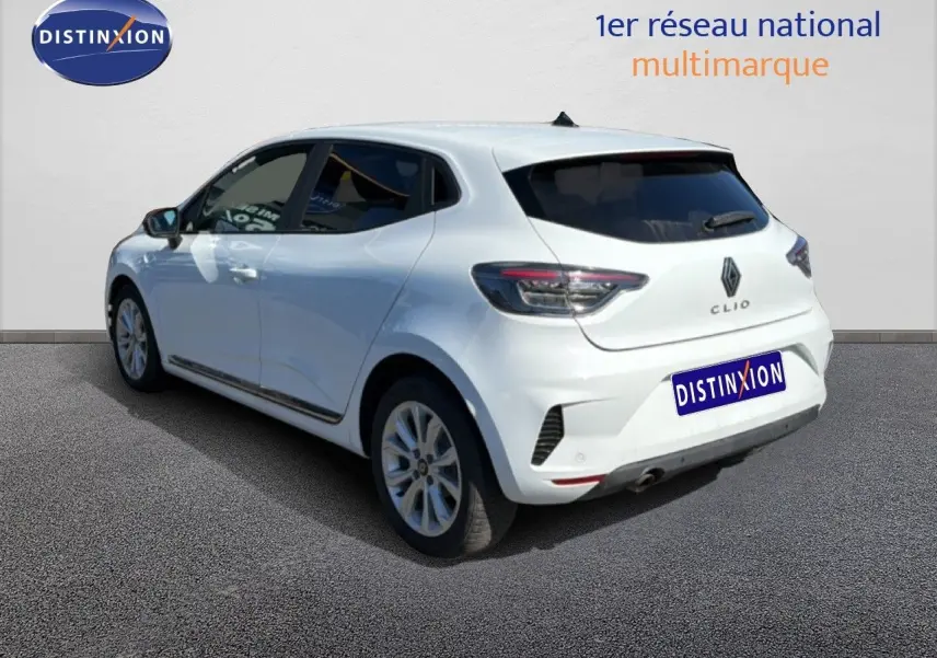 Vue 3/4 arrière droite d'une Renault Clio blanche 2025 avec feux arrière LED et jantes alliage 16 pouces.