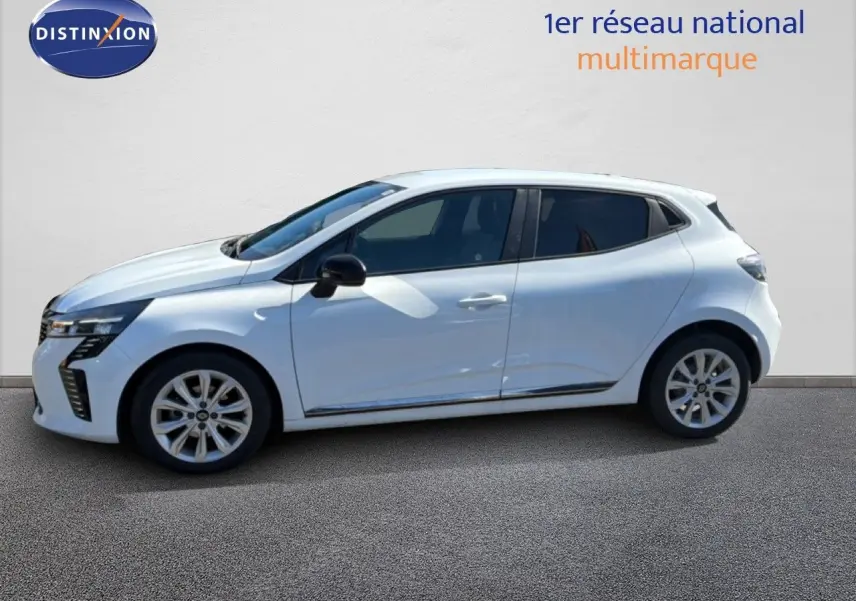 Profil droit d'une Renault Clio blanche 2025 avec jantes alliage et rétroviseurs noirs, sur fond neutre.