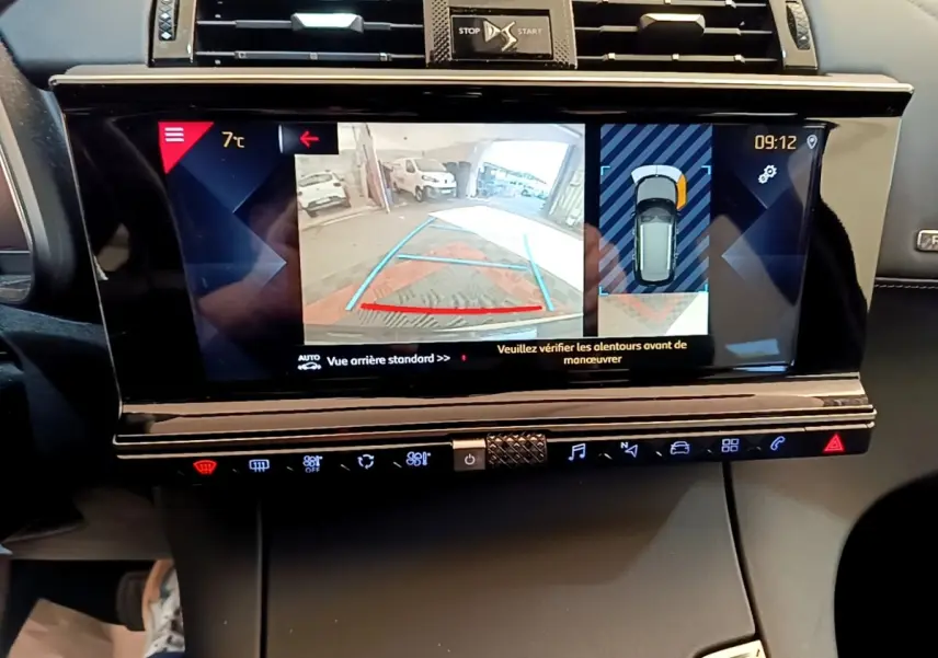 Écran tactile central du DS7 Crossback So Chic 2019 montrant la caméra de recul et l’aide au stationnement.