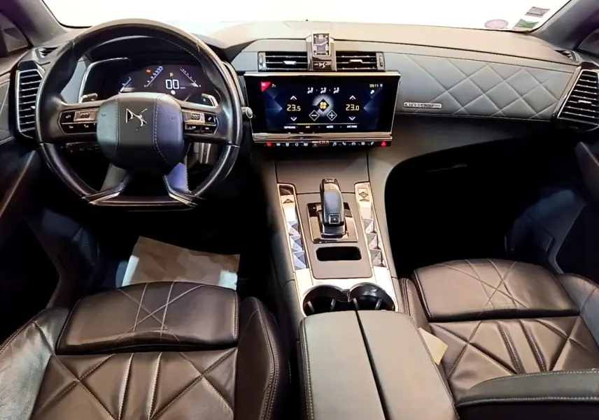 Vue intérieure avant du DS7 Crossback 2019, tableau de bord et sièges en cuir noir avec surpiqûres losanges.
