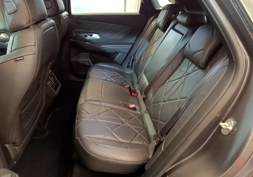 Vue intérieure côté droit des sièges arrière en cuir noir matelassé du DS7 Crossback PureTech 180 So Chic 2019.