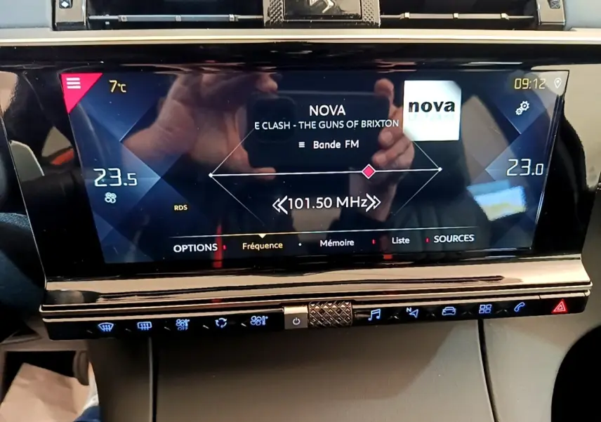 Écran tactile central du DS7 Crossback PureTech 180 So Chic affichant la radio et la climatisation digitale.