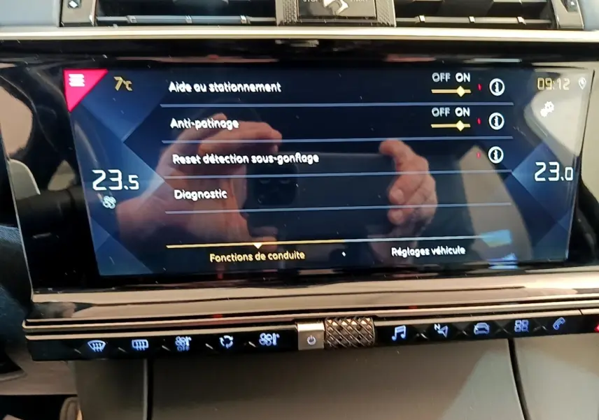 Écran tactile central du DS7 Crossback affichant les réglages d'aide à la conduite et la température intérieure.