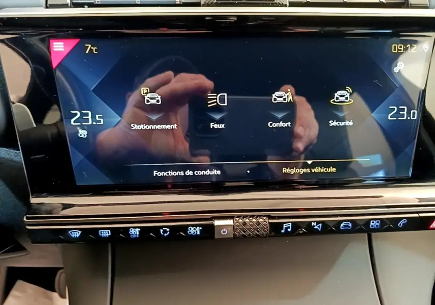 Écran tactile central du DS7 Crossback So Chic 2019 affichant les réglages véhicule et la température intérieure.