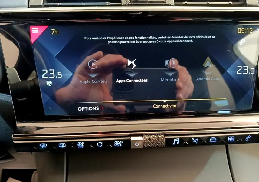 Écran tactile central du DS7 Crossback affichant les options de connectivité Apple CarPlay et Android Auto.