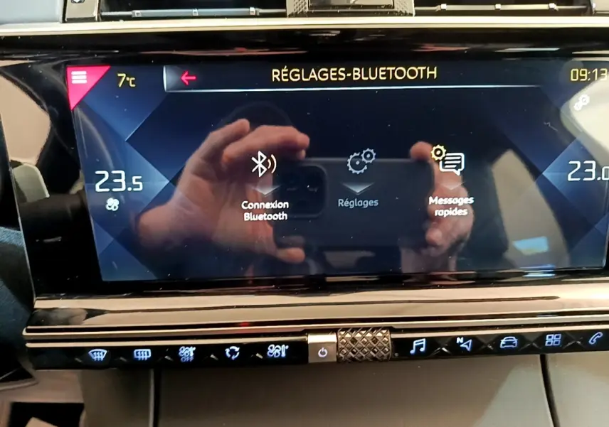 Écran tactile central du tableau de bord du DS7 Crossback gris foncé, affichant les réglages Bluetooth.