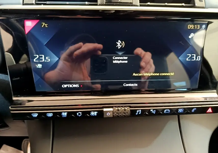 Écran tactile central du DS7 Crossback gris foncé, affichant la connexion Bluetooth et la température intérieure.