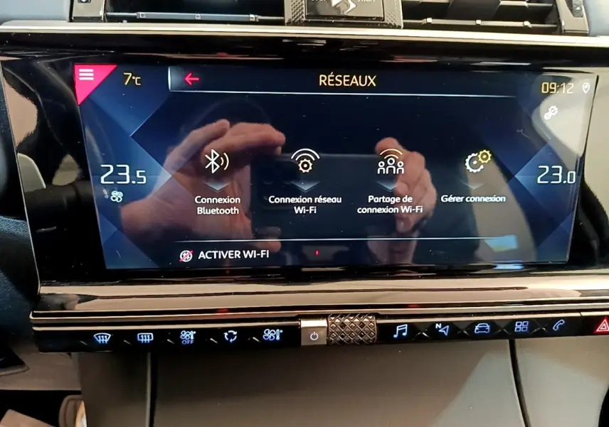 Écran tactile central du DS7 Crossback 2019 affichant les options réseau Wi-Fi et Bluetooth, intérieur noir.