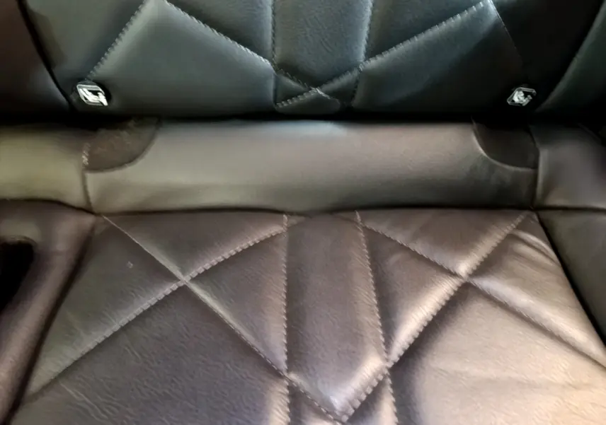 Gros plan sur la sellerie arrière en cuir noir matelassé du DS7 Crossback PureTech 180 So Chic 2019.