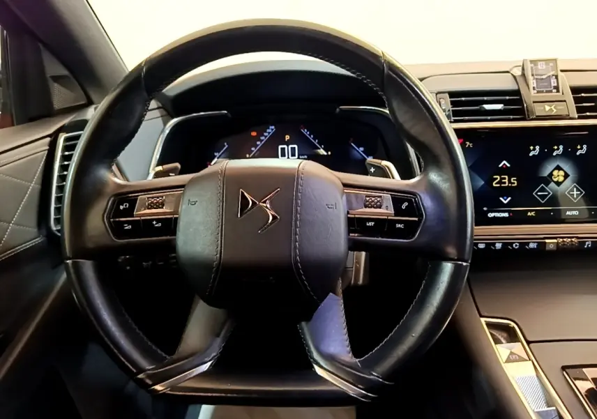 Vue rapprochée du volant cuir noir et du tableau de bord digital du DS7 Crossback PureTech 180 So Chic 2019.