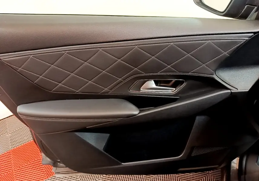 Vue intérieure côté gauche de la porte avant en cuir noir matelassé du DS7 Crossback gris foncé 2019.
