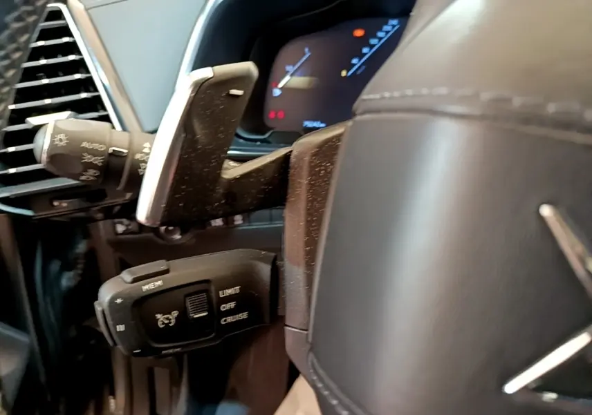 Gros plan sur le volant cuir noir et les commandes de régulateur de vitesse du DS7 Crossback 2019.