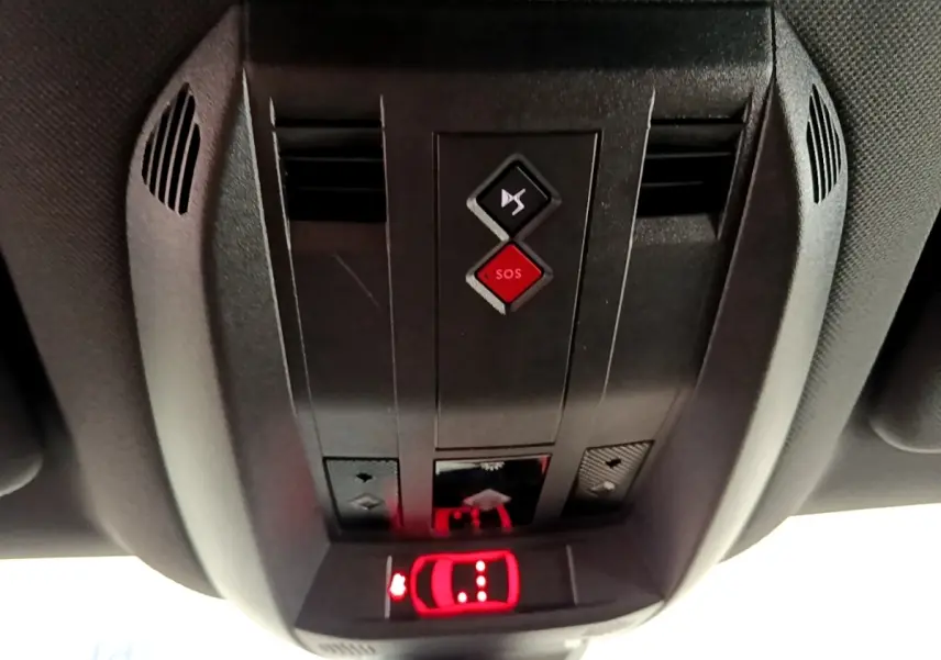 Vue en gros plan du plafonnier intérieur avec boutons SOS et commandes d’éclairage du DS7 Crossback gris foncé.