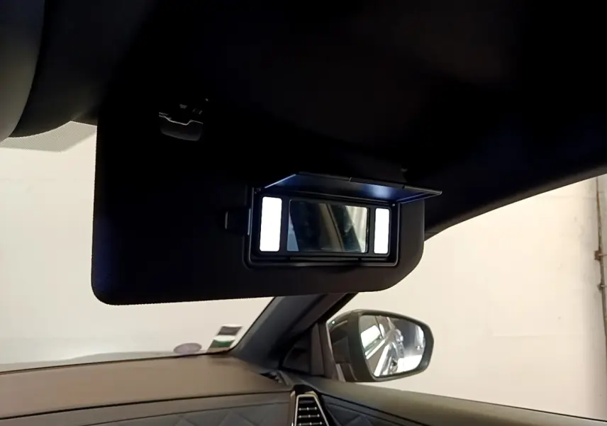 Détail du pare-soleil avec miroir éclairé côté conducteur dans l’habitacle gris foncé du DS7 Crossback.
