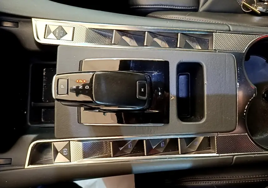 Vue en plongée sur la console centrale noire du DS7 Crossback 2019 avec levier de vitesse automatique et boutons de commande.