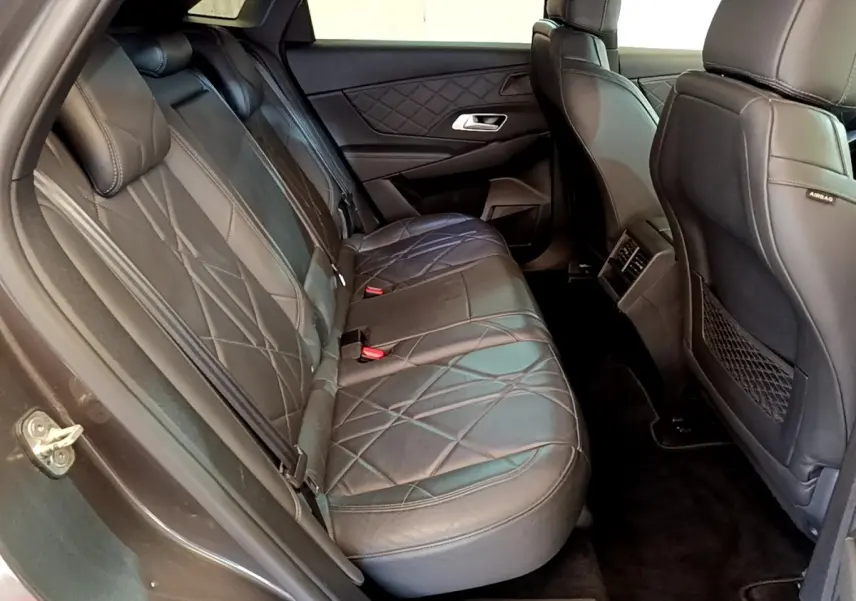 Vue intérieure côté gauche sur les sièges arrière en cuir noir matelassé du DS7 Crossback PureTech 180 So Chic 2019.