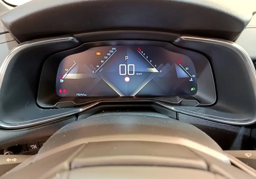 Vue rapprochée du tableau de bord numérique du DS7 Crossback 2019 affichant la vitesse et jauges en mode veille.