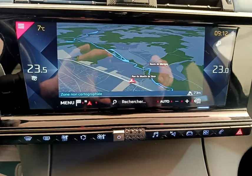 Écran tactile central affichant la navigation 3D sur le tableau de bord du DS7 Crossback gris foncé, vue intérieure frontale.