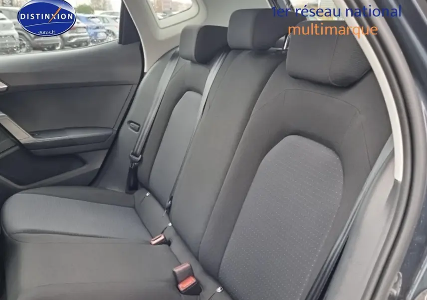 Vue côté droit de la banquette arrière en tissu gris dans une SEAT Arona 2025 gris magnétique.