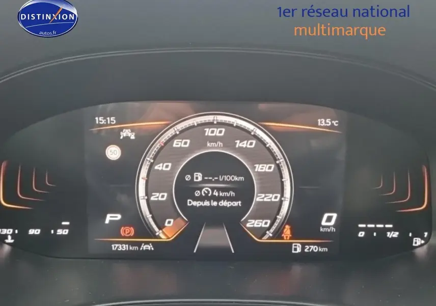 Tableau de bord numérique du SEAT Arona 2025 affichant la vitesse, la température et l'autonomie, vue frontale rapprochée.