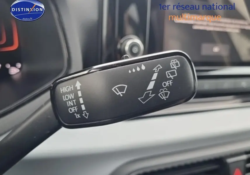 Gros plan sur la commande des essuie-glaces dans l’habitacle gris du SEAT Arona 2025, version 1.0 TSI 115 Copa DSG7.