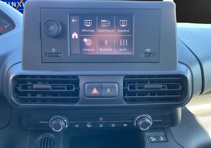 Tableau de bord du Peugeot Partner Fourgon Dangel 4x4 2025, écran tactile et commandes de climatisation visibles.