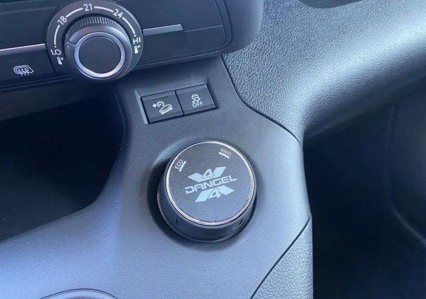 Gros plan sur le sélecteur Dangel 4x4 et commandes de régulation de la Peugeot Partner Fourgon gris Artense 2025.