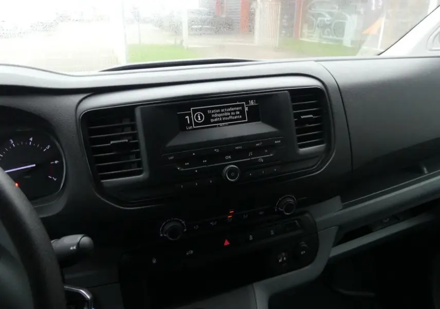 Tableau de bord noir du Peugeot Expert Fourgon blanc 2019, vue intérieure centrée sur la console multimédia.