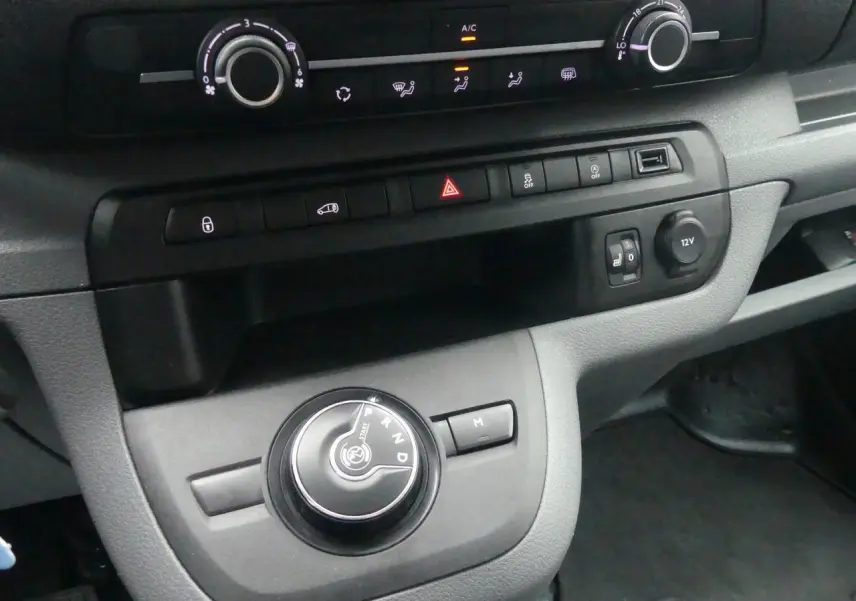 Gros plan sur la console centrale grise du Peugeot Expert Fourgon 2019 avec molette de boîte auto et commandes climatisation.