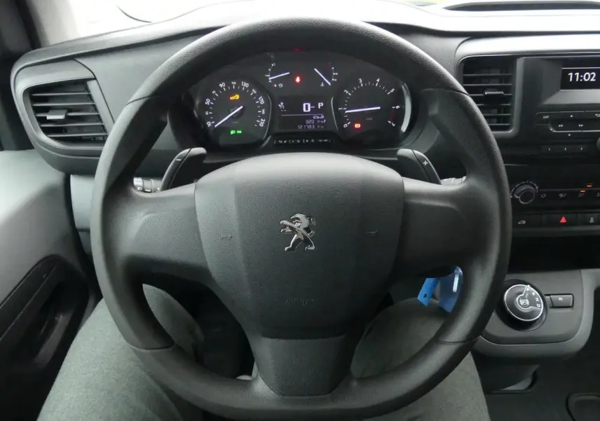 Vue intérieure centrée sur le volant noir Peugeot Expert Fourgon 2019 avec tableau de bord et commandes visibles.