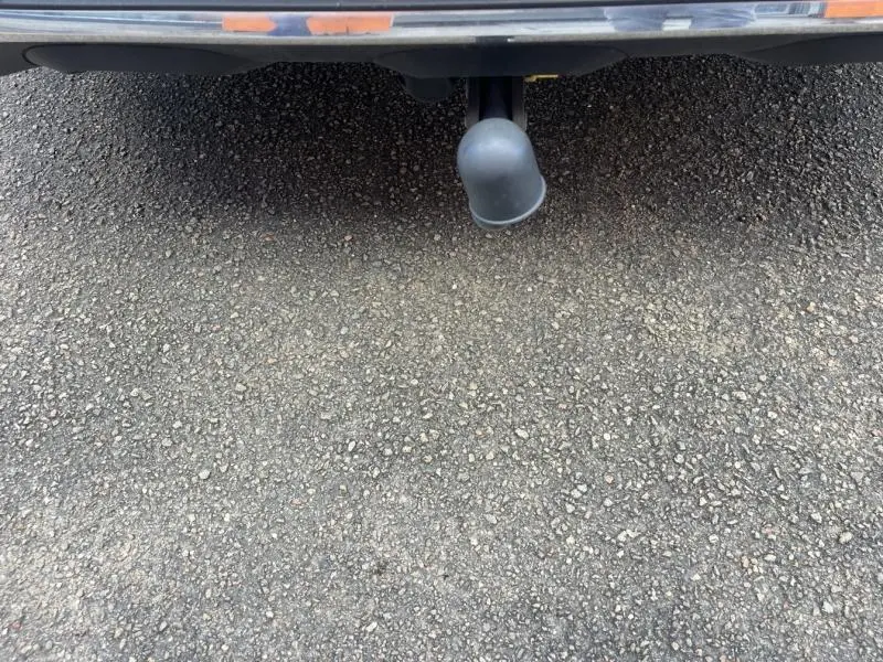 Gros plan sur l'attelage de remorque sous le pare-chocs arrière d'un Mercedes GLC Coupé blanc diamant brillant designo