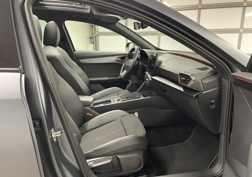 Intérieur côté conducteur du CUPRA Formentor 1.5 TSI 2023 avec sièges cuir noirs et détails rouges sur tableau de bord.