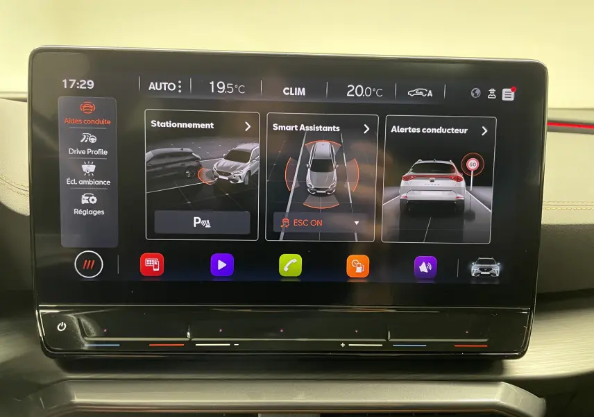 Écran tactile central du tableau de bord du CUPRA Formentor 1.5 TSI 2023 montrant les aides à la conduite et alertes.