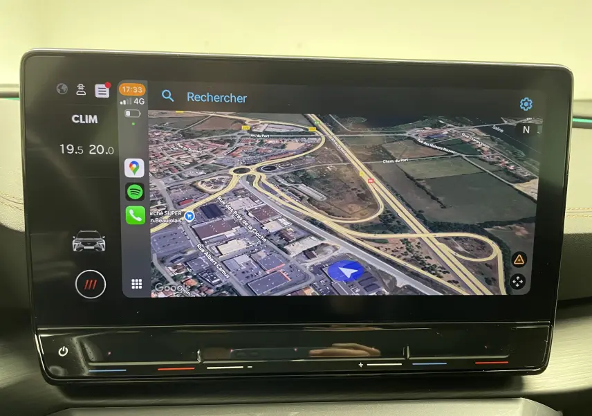 Écran tactile central du CUPRA Formentor 1.5 TSI 2023 affichant la navigation avec vue satellite et commandes climatisation.