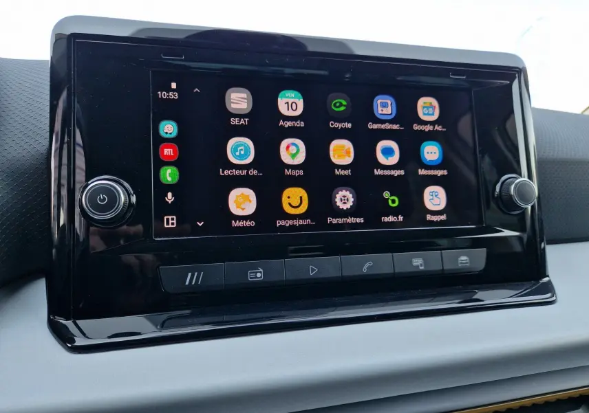 Écran tactile central de la SEAT Arona 2025, affichant les applications connectées, vue de face en gros plan.