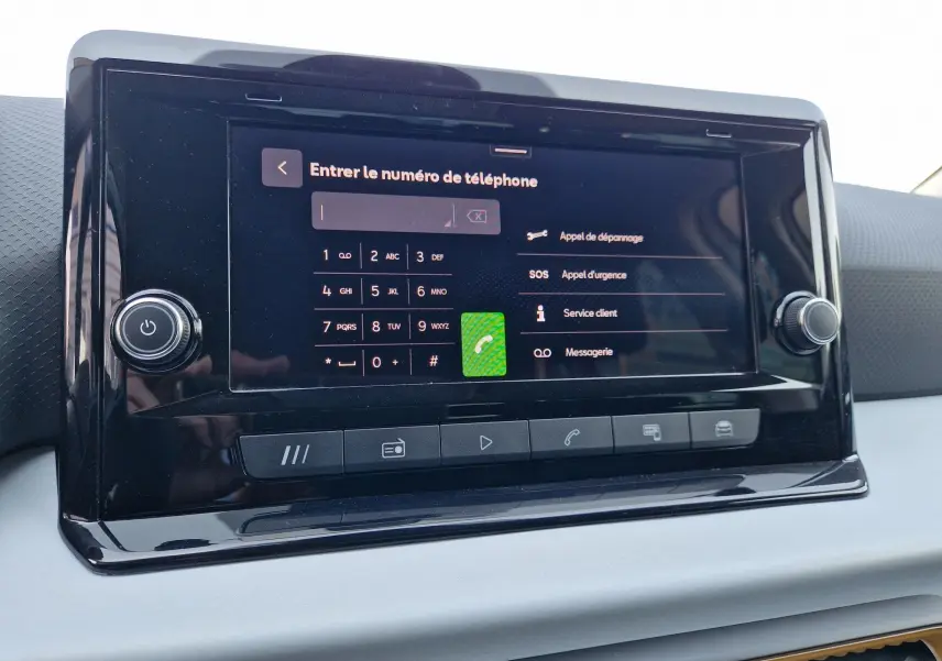 Écran tactile central de la SEAT Arona 2025 affichant le menu d'appel téléphonique, entouré de boutons de commande.