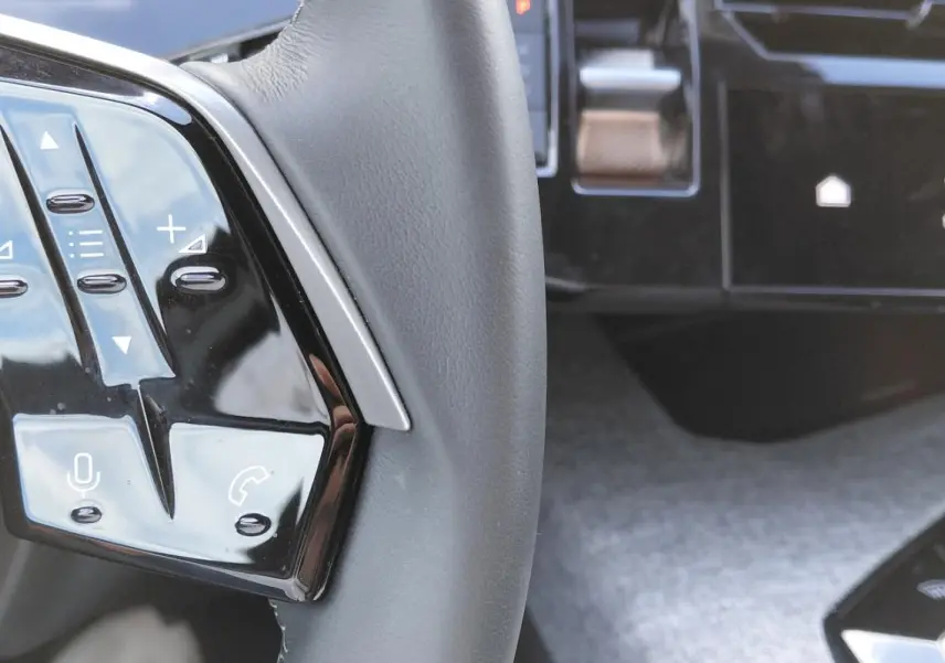 Gros plan sur les commandes au volant du Peugeot 3008 Hybrid 136 e-DCS6 Allure, intérieur moderne avec écran tactile.