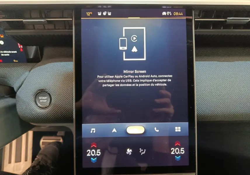 Écran tactile central allumé dans l’habitacle du Citroën C5 Hybride noir, avec bouton Start/Stop visible à gauche.