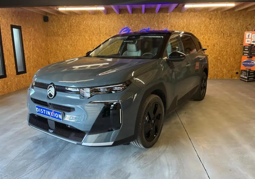 Vue 3/4 avant du Citroën C5 Aircross II 1.2 hybride 2026 en vert, avec jantes noires et calandre distinctive.