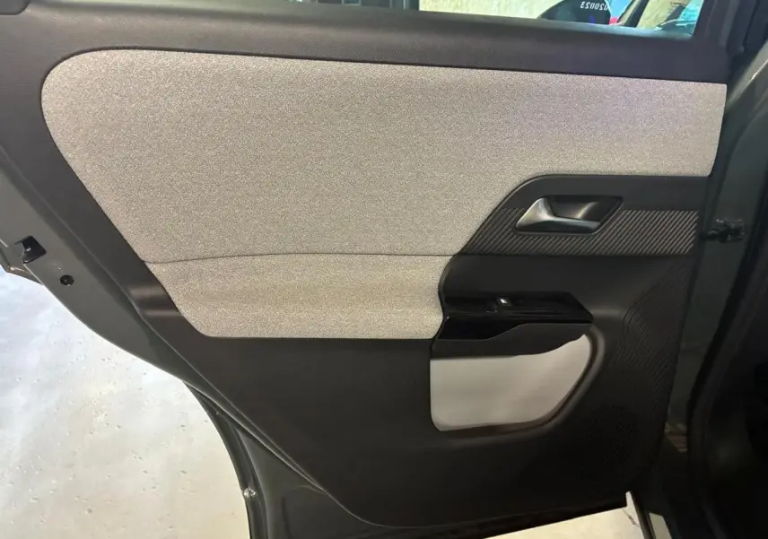 Porte arrière côté droit du Citroën C5 Aircross 2026 vert, avec habillage bicolore gris clair et noir.