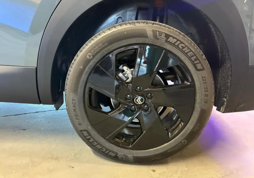 Gros plan sur la roue avant droite du Citroën C5 Aircross vert 2026 avec jante noire brillante et pneu Michelin.