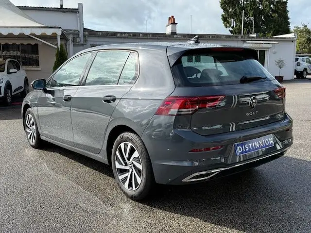 Volkswagen Golf VIII 1.4 e-Hybrid gris dauphin vue 3/4 arrière droit avec feux arrière LED et jantes alliage.