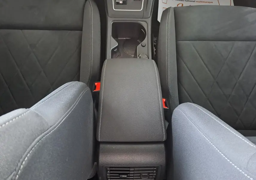 Vue plongeante sur l'accoudoir central et les sièges gris foncé de la Volkswagen Golf VIII 1.4 e-Hybrid 2021.