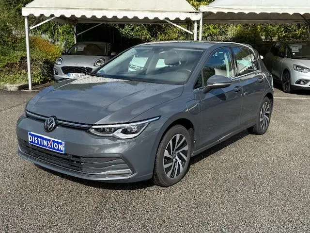 Volkswagen Golf VIII 1.4 e-Hybrid gris dauphin vue 3/4 avant droit sur parking extérieur sous abri