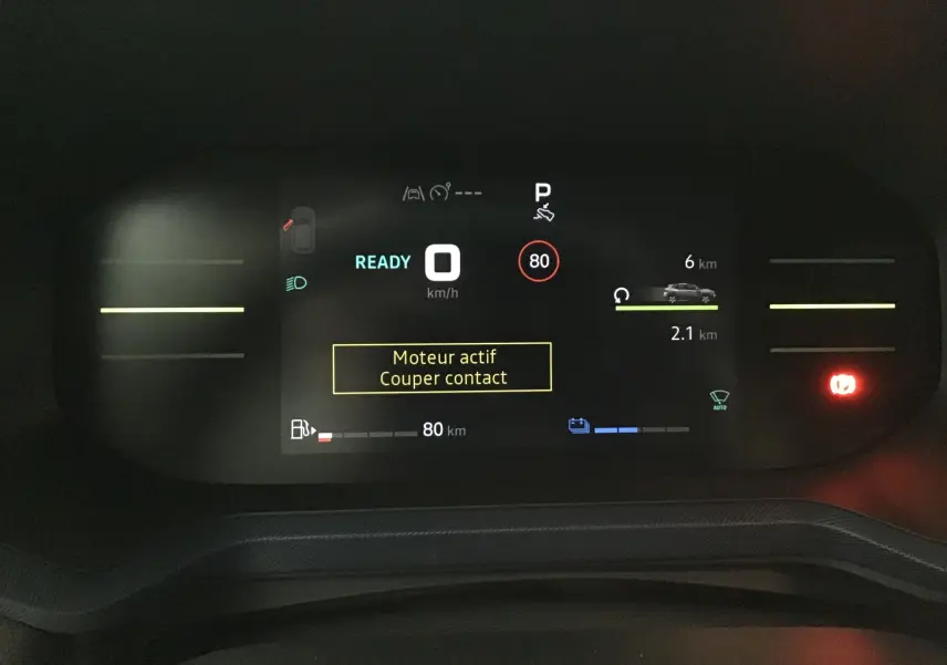 Tableau de bord numérique du Dacia Duster 2025, affichant vitesse à 0 km/h et message "Moteur actif, Couper contact".