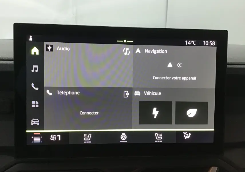 Écran tactile central du Dacia Duster 2025 blanc glacier, affichant les menus audio, navigation, téléphone et véhicule.