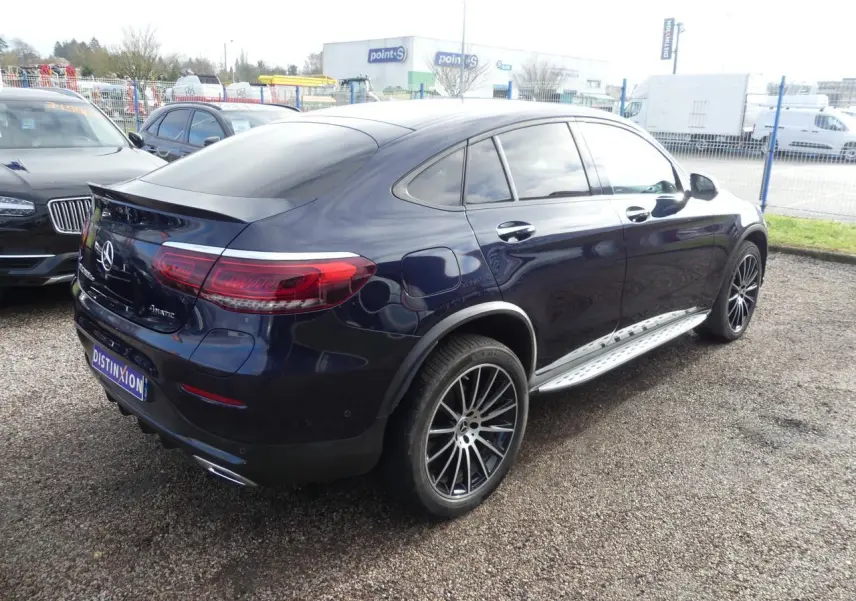 Mercedes GLC Coupé 300 hybride bleu foncé vu en 3/4 arrière droit avec jantes AMG et marchepieds inox