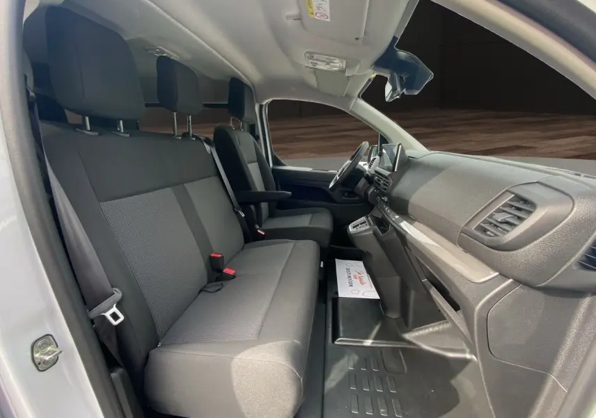 Vue intérieure côté droit de l'Opel Vivaro 2025 avec sièges noirs et tableau de bord moderne.