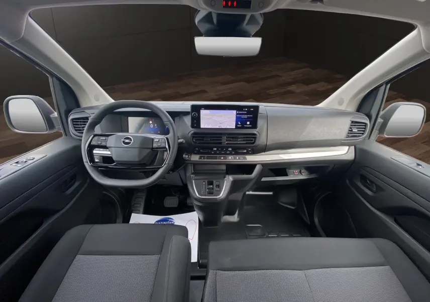 Vue intérieure avant de l'Opel Vivaro 2025, tableau de bord moderne avec écran tactile et volant multifonction noir.